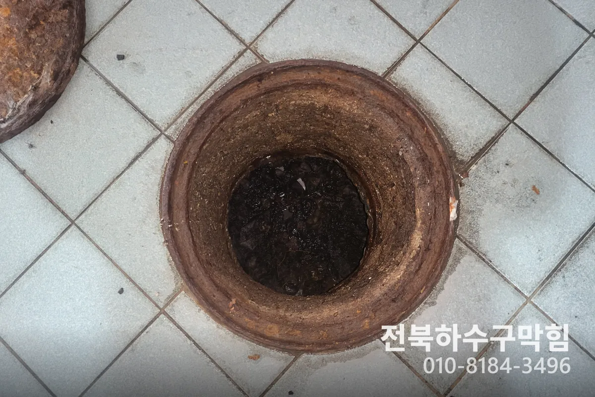 군산시 미성동 변기막힘 전문 장비 투입 작업 중