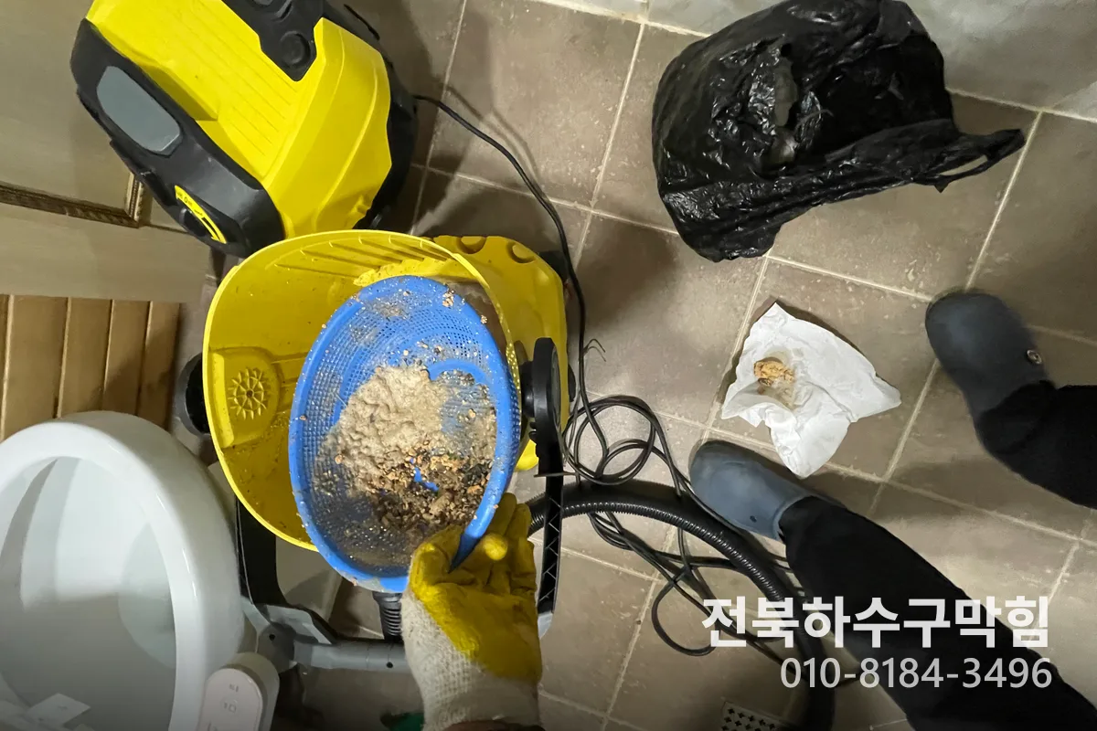 전주시 삼천동 변기막힘 전문 장비 투입 작업 중