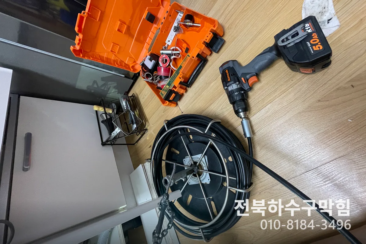 전주시 덕진동 변기막힘 전문 장비 투입 작업 중