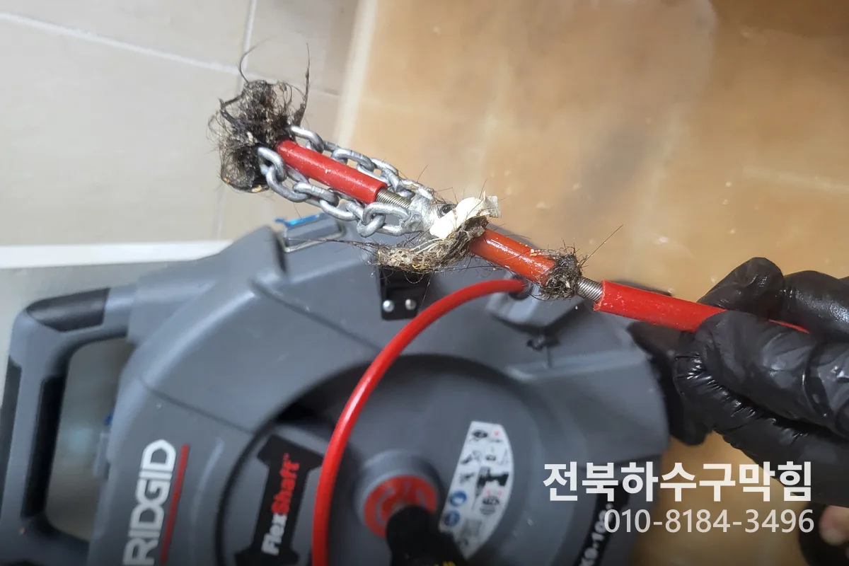 군산시 소룡동 변기막힘 전문 장비 투입 작업 중