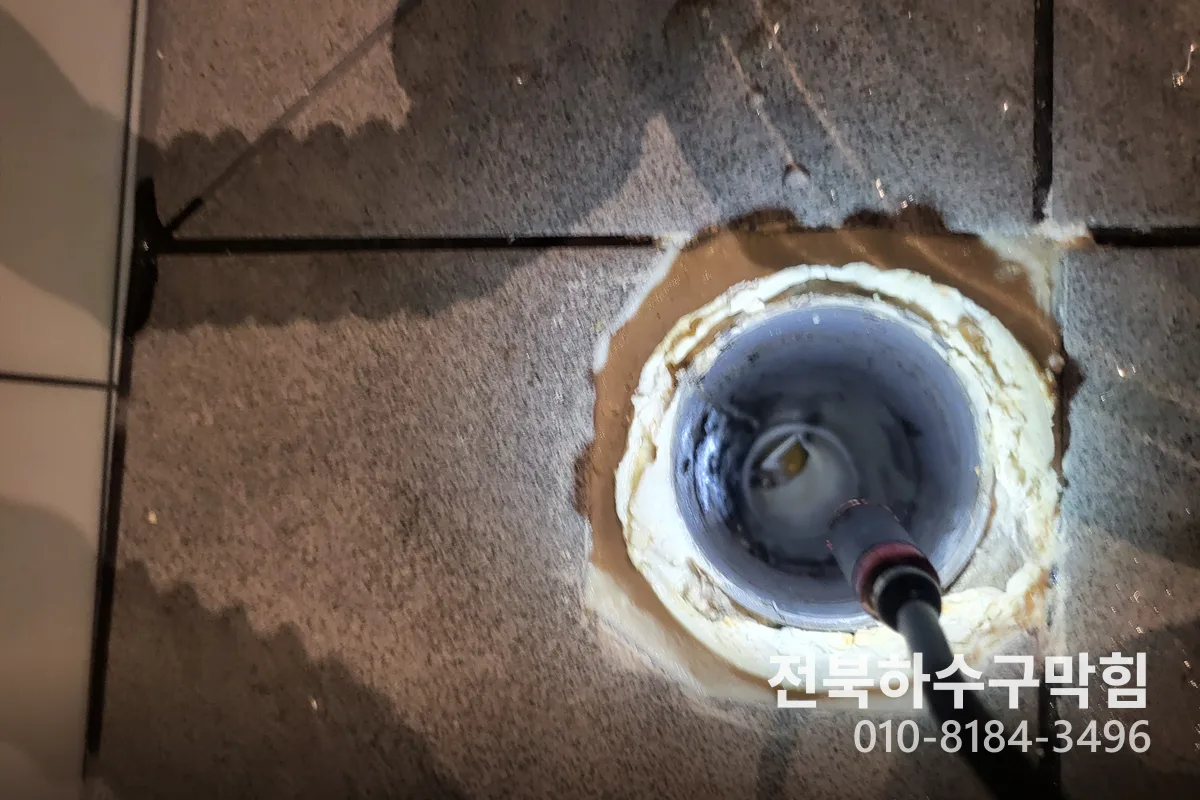 군산시 수송동 배관수리 작업 완료 후 정상 배수 확인